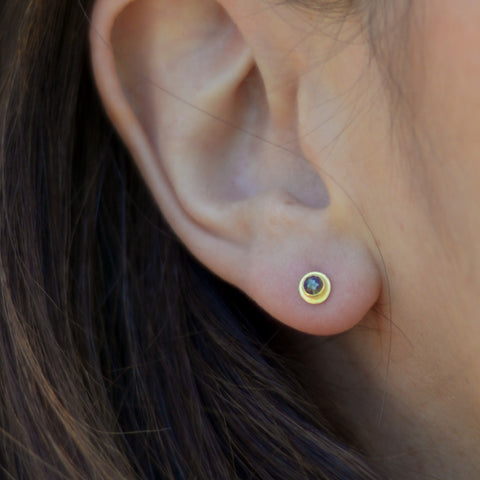 Black diamond yellow gold stud